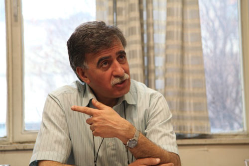 همایون اسعدیان کارگردان بوسیدن روی ماه