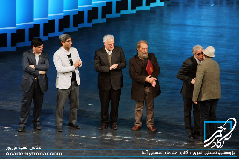 رضا عطاران هنگام دریافت جایزه بهترین کارگردانی