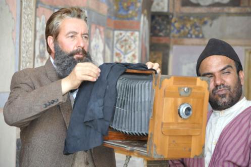 عکس‎های «ارنست هولستر» از نصف جهان دوره قاجار روی پرده نقره ای می رود